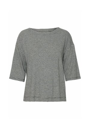 Svītrains īso piedurkņu tops ar brīvu piegriezumu, kuram ir melnbaltas horizontālas svītras, apaļa kakla izgriezuma un mīksta, teksturēta auduma.