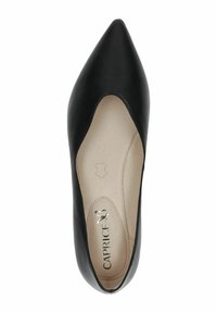 Scarpa nera in pelle con punta affilata, design basso, texture liscia e soletta beige con il marchio argentato "Caprice".