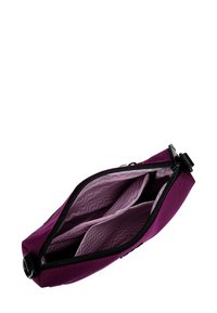 Fialová látková taštička se dvěma oddíly, černým zipem a vnitřkem se vzorem cik-cak. Plackový design vhodný pro různé předměty.