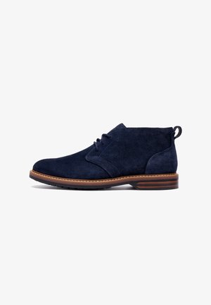 Clarks Originals, CLARKS HERREN - BOOTS ALDWIN2 CHUKKA BLAU 42 - Lace-ups - blau
