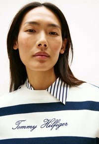 Tommy Hilfiger SCRIPT - Sweatshirt - ivory silk dark night navy stp