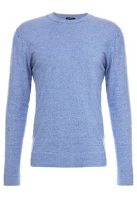 Jasnoniebieski sweter z dzianiny z długimi rękawami, okrągłym dekoltem i subtelną fakturą. Posiada małe logo na piersi, miękki materiał.