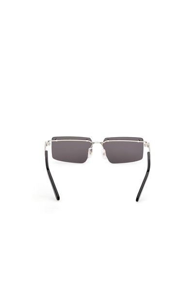 Ochelari de soare dreptunghiulari cu nuanțe gri, cu un pod din plastic transparent, accente argintii și brațe din acetat negru. Design cu cadru din metal ușor.