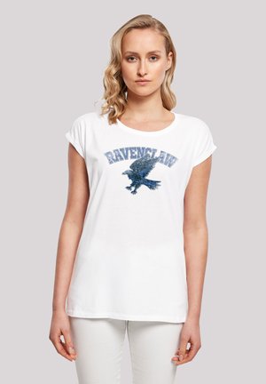 Valkoinen lyhytnhihainen t-paita, jossa on "RAVENCLAW" -teksti ja sininen kotka-kuvio. Pehmeä puuvillakangas, rento istuvuus ja kierretyt hihansuut.