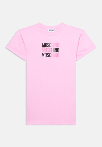 T-shirt rose à manches courtes avec le texte "MOSCHINO" répété en noir et en plusieurs nuances de rose, centré sur le devant.