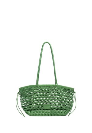 Zielona pleciona torebka z długimi plecionymi rączkami i detalami ze sznurkiem po każdej stronie.