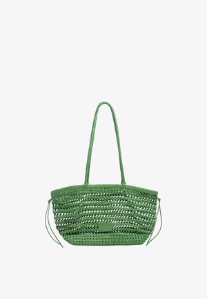 Zielona pleciona torebka z długimi plecionymi rączkami i detalami ze sznurkiem po każdej stronie.