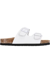 Witte sandalen met twee gespen en kurken voetbed, voorzien van een zwarte rubberen zool. Het bovenwerk is glad en heeft verstelbare banden voor een veilige pasvorm.
