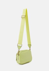 Borsa a tracolla rettangolare verde lime dal design elegante. Presenta una chiusura a zip resistente e una tracolla goffrata con accessori in metallo.