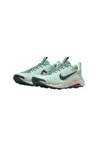 Jasnozielone buty sportowe z przewiewną siateczką, czarnymi akcentami, nakrapianą podeszwą środkową oraz teksturowaną gumową podeszwą z detalem w postaci różowego logo.
