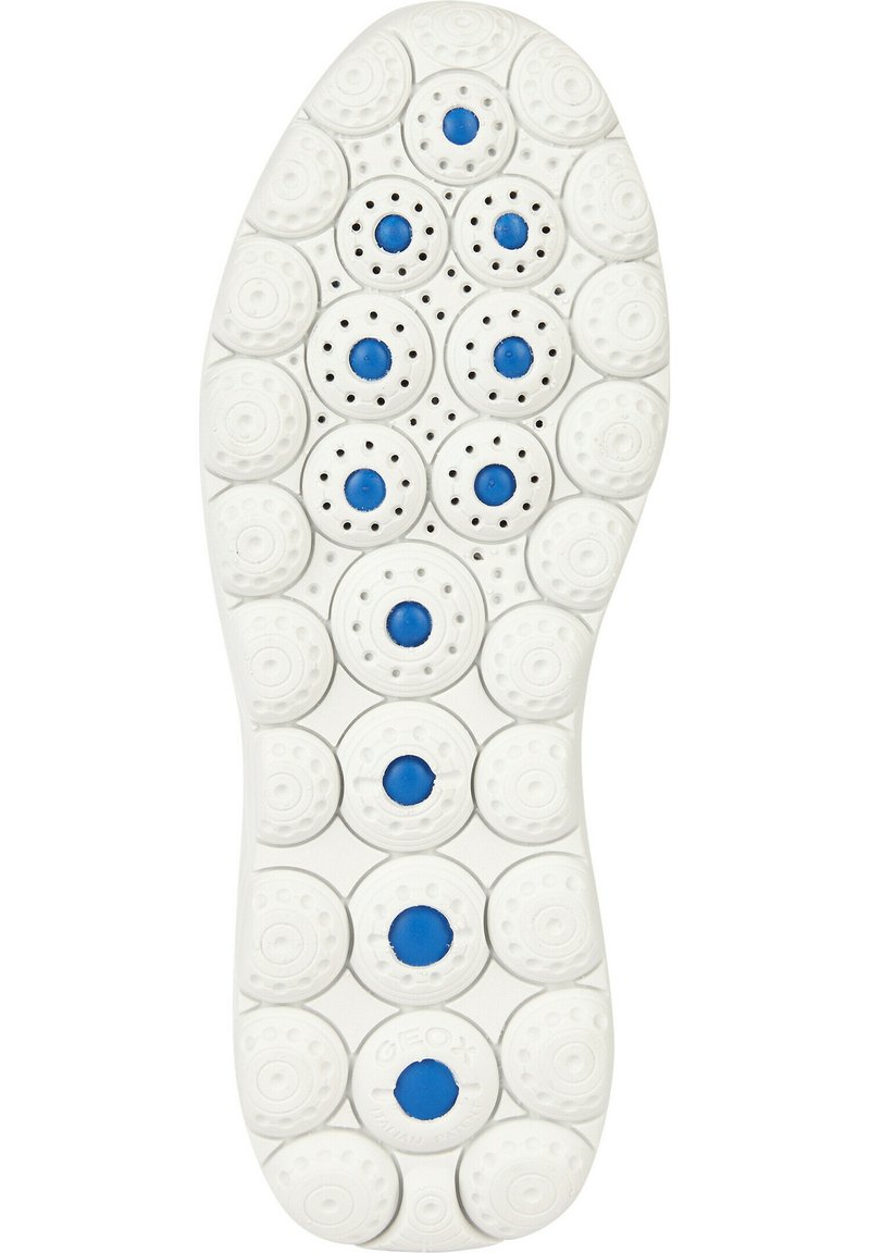 Suela blanca con patrones circulares, que presenta múltiples puntos azules y agujeros de ventilación. Textura suave con forma redondeada.