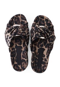 Slip-on sandalen met luipaardprint en een knoopontwerp, met een zwart en tan kleurenschema en een gladde textuur.