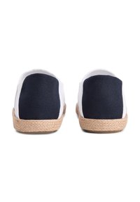 Λευκά καμβαδένια παπούτσια με ναυτικό μπλε ύφασμα στο πίσω μέρος,  με φυσική σόλα από γιούτα και σχεδιασμό slip-on.