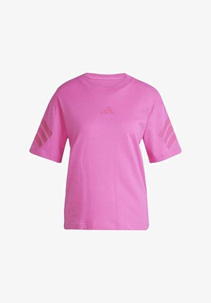 T-shirt de sport rose à manches courtes avec col ras du cou, logo Adidas subtil sur la poitrine et trois bandes sur chaque manche.