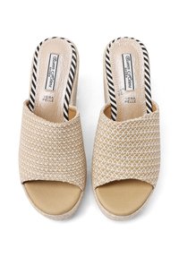 Sandali slip-on beige intrecciati con tomaia testurizzata, punta aperta e soletta imbottita. Presentano una fodera interna a righe e una suola leggera.