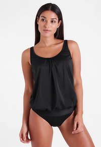 Svart todelt badedrakt med en tank-top med rynkedetaljer og en glatt, tettsittende underdel i matchende farge.