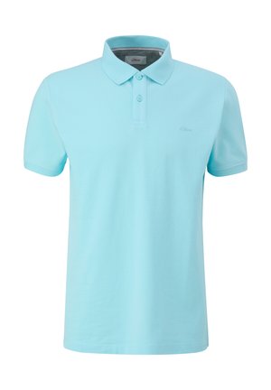 Camisa polo azul claro de algodón, con un cuello de tres botones, mangas cortas y un pequeño logo en el pecho.