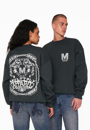 Sweatshirt gris foncé avec un graphisme blanc au dos comportant du texte et des motifs délicats, agrémenté d'un petit logo à l'avant.