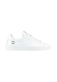 Zapatillas blancas de cuero con acabado liso, puntera redonda, suela blanca plana y detalles minimalistas, incluyendo un pequeño logo en el lateral.
