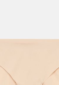 Ύφασμα σε γυμνό χρώμα με ομαλή υφή, που διαθέτει απλό, λιτό σχέδιο και μία λοξή σιλουέτα στις άκρες.