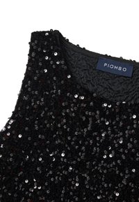 Zwart mouwloos topje bedekt met pailletten en een gestructureerde halslijn; etiket zegt "PIOMBO" in het wit op een donkere achtergrond.