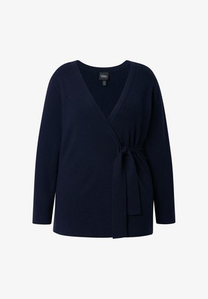 Cárdigan cruzado color azul marino con mangas largas y cinturón anudado en el lado derecho, con cuello en forma de V.