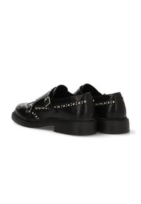 Zapatos de cuero negro con acentos de rivetes. Presentan una puntera redondeada, doble hebilla de monk y suela texturizada. Construcción robusta con detalles decorativos.