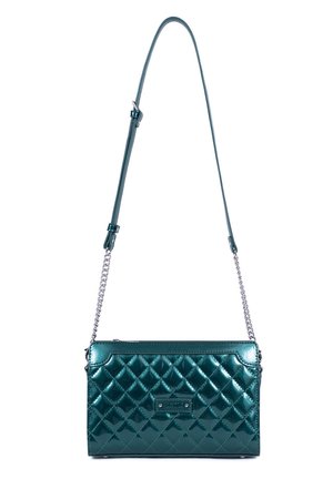 Sac bandoulière en cuir matelassé bleu sarcelle avec accents en chaîne argentée et bandoulière ajustable, forme rectangulaire, fermeture éclair sur le dessus.