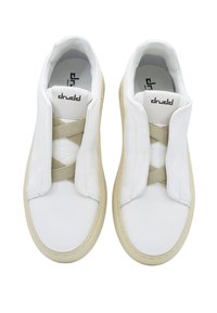 Sneakers slip-on bianchi in pelle con fasce elastiche incrociate beige e suola testurizzata color crema. Dotate di un'etichetta all'interno della scarpa.