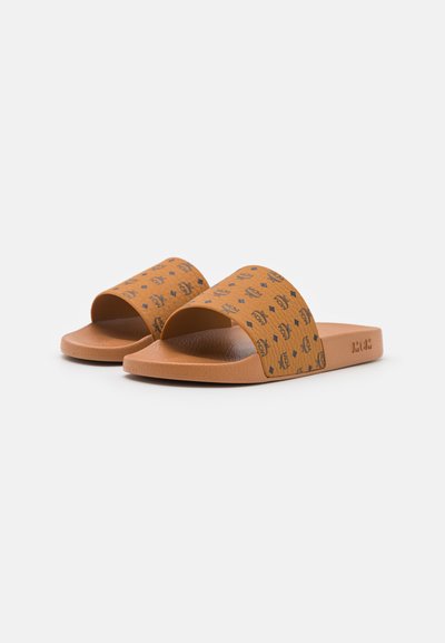 Sandales orange à enfiler avec une bride à motif arborant des logos. Semelle intérieure texturée et semelles lisses de couleur marron clair.