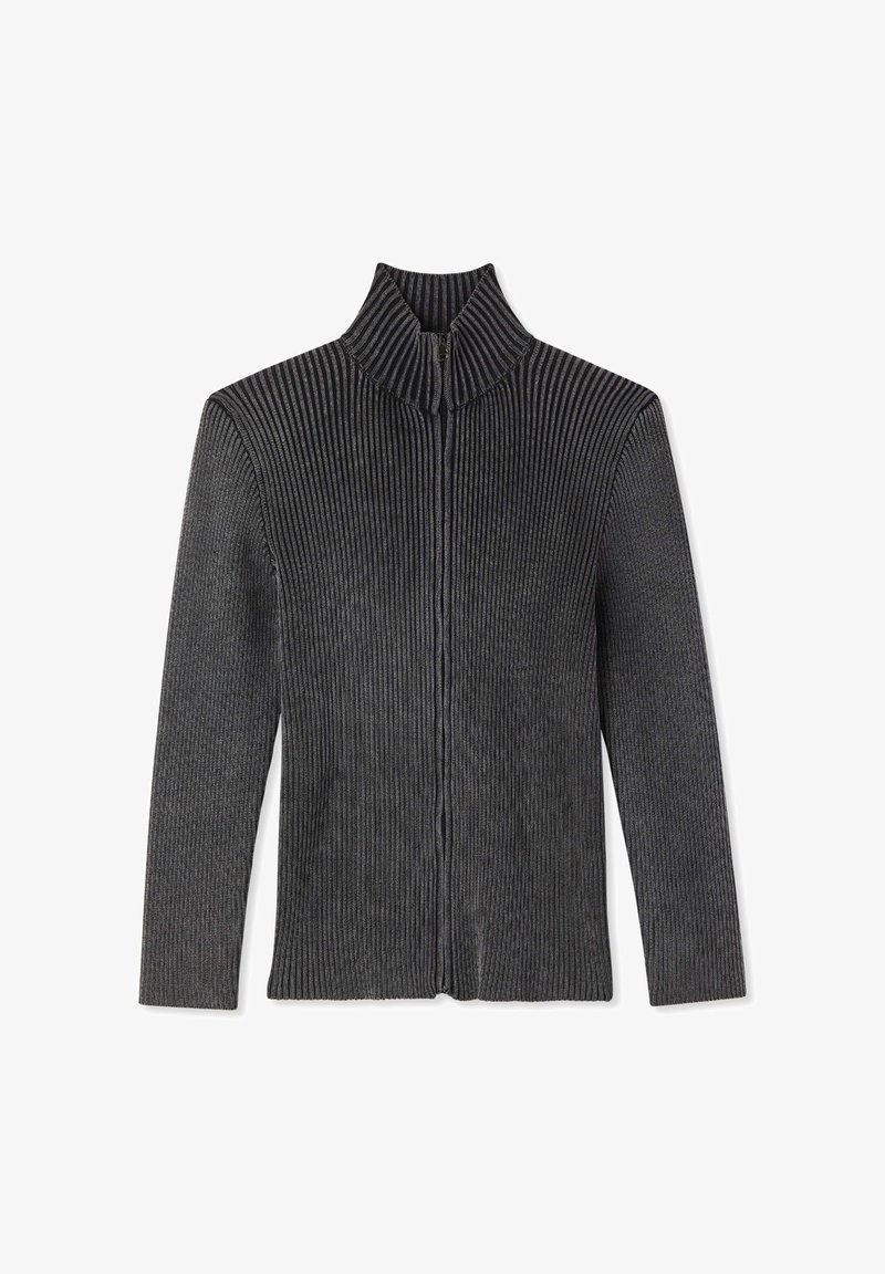 Maglione grigio scuro a coste con zip, collo alto e maniche lunghe, posato su uno sfondo bianco.