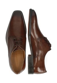 Chaussures habillées en cuir marron avec une finition lisse, un bout rond et des lacets fins. Elles comportent une semelle en caoutchouc noire et des détails de couture discrets.
