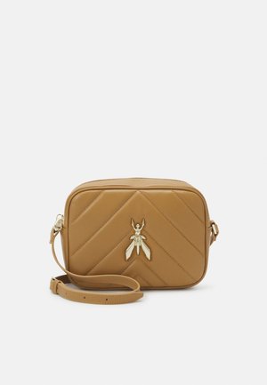 Prostokątna torebka na ramię w kolorze opalizującego brązu z przeszyciami w kształcie litery V i złotym metalowym emblematem w kształcie owada na przodzie, obok regulowany pasek.