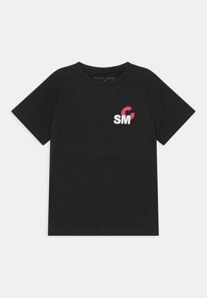 T-shirt en coton noir avec col rond et manches courtes. Il présente un logo graphique en texte blanc et rouge sur la zone gauche de la poitrine.