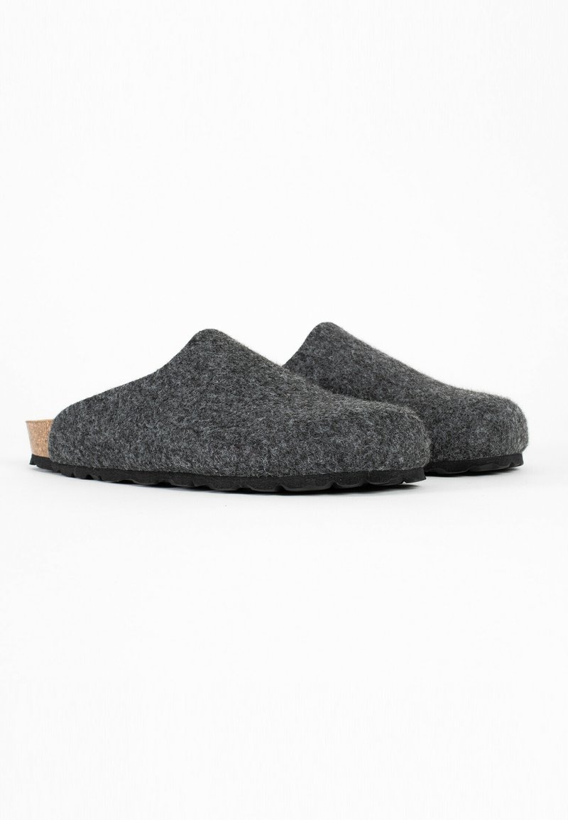 Para ciemnoszarych filcowych klapków slip-on z czarnymi gumowymi podeszwami i korkowymi wkładkami na białym tle.