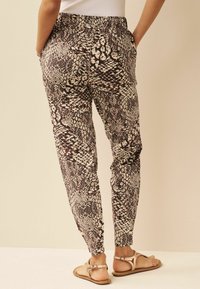 Next JOGGERS - Jogginghose - snake print