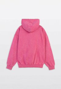Różowa bluza z kapturem o luźnym kroju, wykonana z miękkiego materiału, z lekko wyblakłym wyglądem. Posiada ściągacze przy mankietach i w pasie.