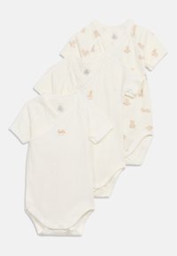 Τρία βαμβακερά κορμάκια μωρού με κοντό μανίκι σε εκρού χρώμα, δύο μονόχρωμα και ένα με σχέδιο ανοιχτόκαφέ αρκουδάκια, τοποθετημένα επικαλυπτόμενα σε λευκό φόντο.