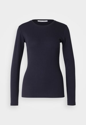 Laivan tummansininen pitkähihainen T-paita, joka on valmistettu pehmeästä puuvillasta. Siinä on pyöreä kaula-aukko, istuva muotoilu ja ribbikudos. Yksinkertainen ja yhtenäinen värisuunnittelu.