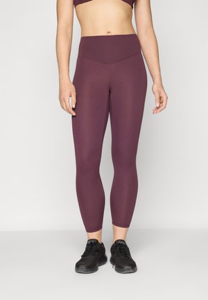 Bordeaux, høyhåndte leggings med en glatt tekstur og en figurtilpasset design. Kombinert med svarte sportssko for et sporty utseende.