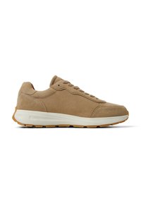 Zapatillas de ante en marrón claro con un acabado texturizado, que cuentan con una media suela de goma blanca y una suela de goma. Diseño clásico con cordones.