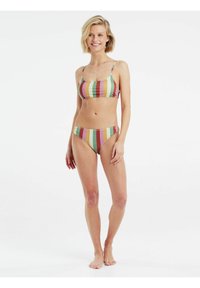 Pruhovaný bikiny set s pastelovými farbami: zelenou, ružovou, žltou a hnedou. Vrchná časť má tenké ramienka a štvorec výstrih; spodná časť je nízko vykrojená.