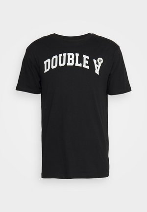 Schwarzes Baumwoll-T-Shirt mit kurzen Ärmeln und rundem Halsausschnitt, ausgestattet mit fettem weißen "DOUBLE A"-Text auf der Brust. Lässiger Schnitt, schlichtes Design.