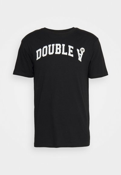 Černé bavlněné tričko s krátkými rukávy, kulatým výstřihem, s výrazným bílým textem "DOUBLE A" na hrudi. Casual fit, jednoduchý design.