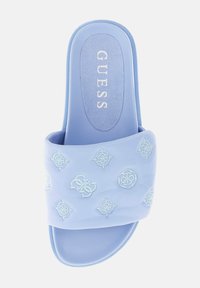 Infradito blu con materiale sintetico morbido, logo impresso e motivi floreali, design a fascia ampia, suola piatta e plantare testurizzato.