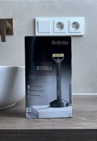 Svart emballasje for BaByliss Shave Stubble Beard trimmer har titanblad, litium trådløs teknologi, og er vanntett.