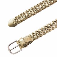 Cintura in pelle intrecciata di un oro chiaro con fibbia metallica argentata; presenta un design intrecciato e una punta appuntita. Finitura durevole e texture rinforzata.