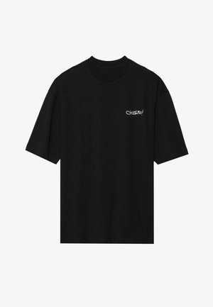 Must hägune t-särk lühikeste varrukatega, millel on esiäärel valge broderiga "CHEERS!" logo. Klassikaline ümmargune kaelus, lõdva lõikega.