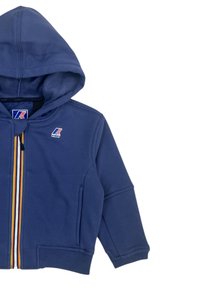 Felpa con cappuccio blu navy, con zip frontale, polsini e orlo a coste. Presenta una striscia multicolore e un logo sul lato sinistro superiore.