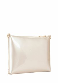 Pochette rectangulaire beige brillante avec fermeture éclair et accents en métal doré. Texture lisse, design simple, adaptée à diverses occasions.